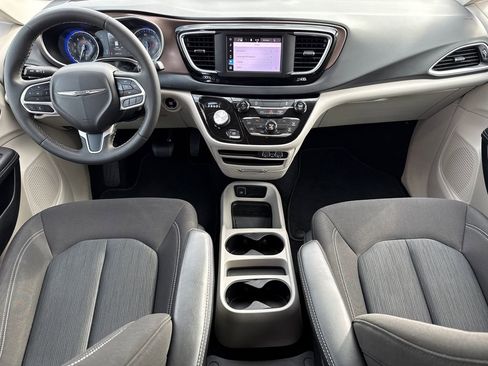 Used 2023 Chrysler Voyager LX image 11