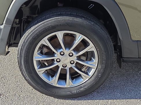 Used 2019 Jeep Cherokee Latitude Plus w/ Comfort/Convenience Group image 7