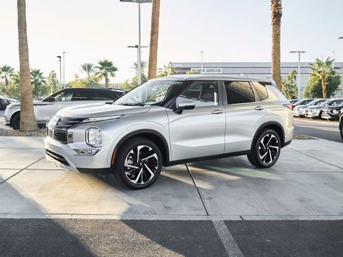 Used 2024 Mitsubishi Outlander SE image 4