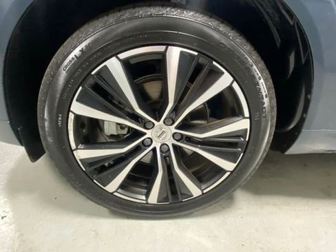 Used 2025 Volvo XC60 B5 Plus AWD/4WD image 5