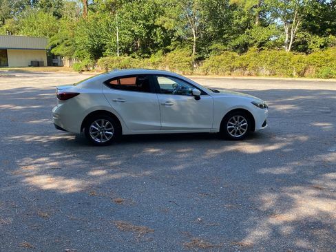 Used 2016 MAZDA MAZDA3 i Touring w/ Popular Equipment Package FWD image 4