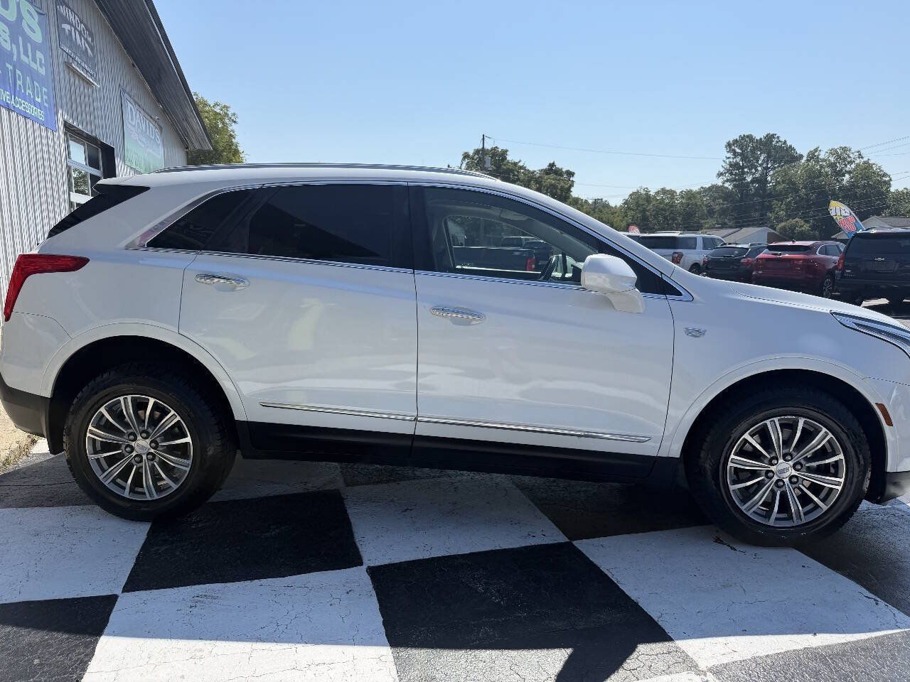 Used 2017 Cadillac XT5 Luxury w/ Driver Awareness Package AWD/4WD image 4
