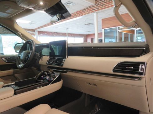 Used 2020 Lincoln Navigator Reserve w/ Luxury Package image 29