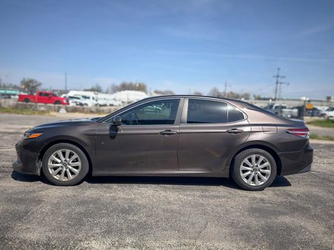 Used 2018 Toyota Camry LE image 4