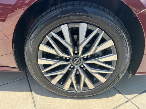 Used 2025 Nissan Altima 2.5 SV FWD image 5