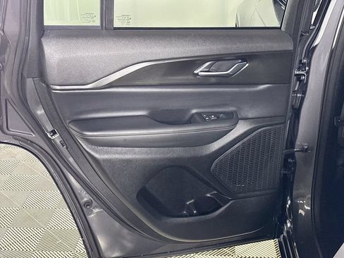 Used 2023 Jeep Grand Cherokee Laredo w/ Luxury Tech Group I AWD/4WD image 18