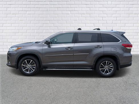Used 2019 Toyota Highlander XLE FWD image 2