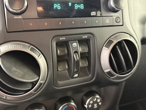 Used 2018 Jeep Wrangler Unlimited Sport S image 17