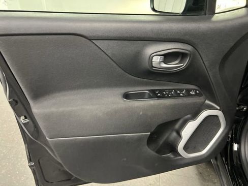 Used 2020 Jeep Renegade Latitude FWD image 21