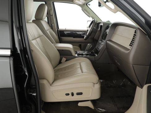 Used 2017 Lincoln Navigator Select image 13
