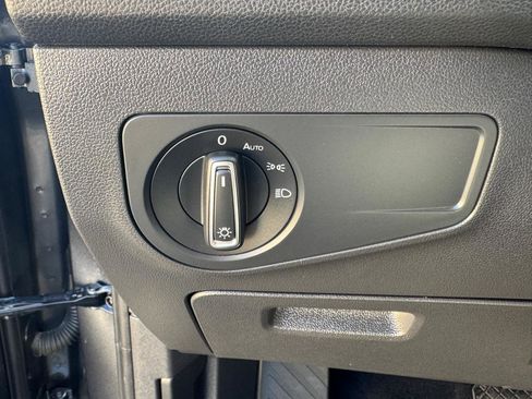 Used 2021 Volkswagen Tiguan SE image 34