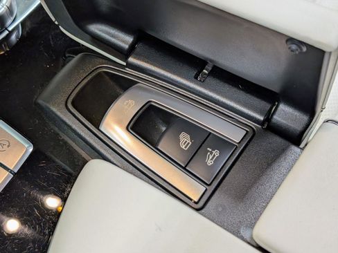 Used 2017 Mercedes-Benz SL 550 image 11