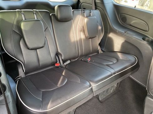 Used 2025 Chrysler Pacifica Limited image 34