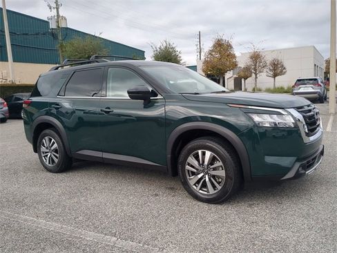 Used 2022 Nissan Pathfinder SL image 2