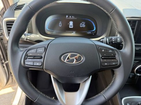 Used 2025 Hyundai Venue SEL FWD image 12