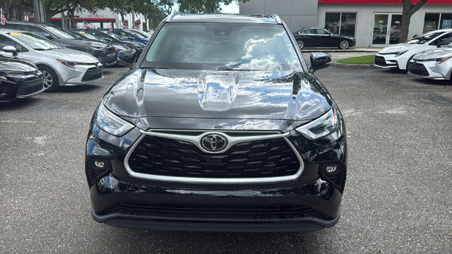 Used 2022 Toyota Highlander XLE FWD image 2