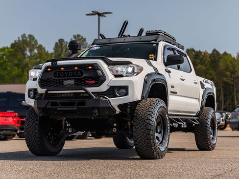 Used 2019 Toyota Tacoma SR5 AWD/4WD image 3