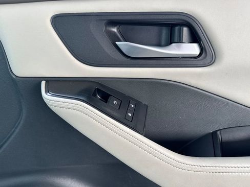 Used 2025 Nissan Rogue SV image 27