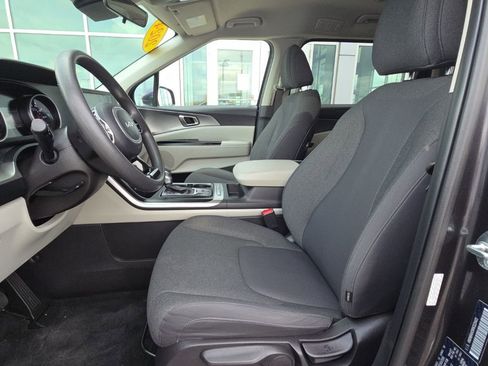 Used 2024 Kia Carnival LX image 18