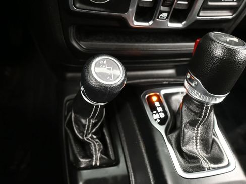 Used 2022 Jeep Wrangler Unlimited Sahara image 25