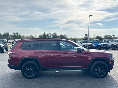 Used 2024 Jeep Grand Cherokee L Altitude AWD/4WD image 2