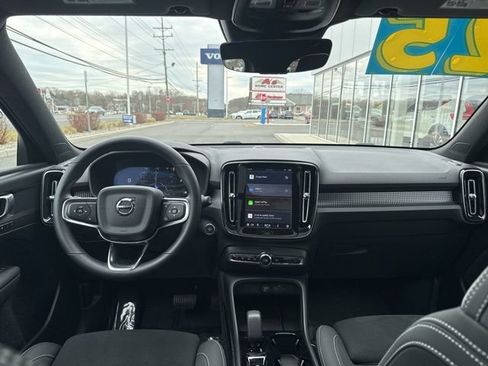 Certified 2025 Volvo XC40 B5 Plus AWD/4WD image 16