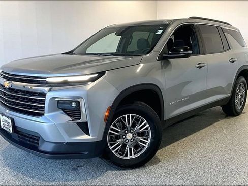 Used 2025 Chevrolet Traverse LT AWD/4WD image 3