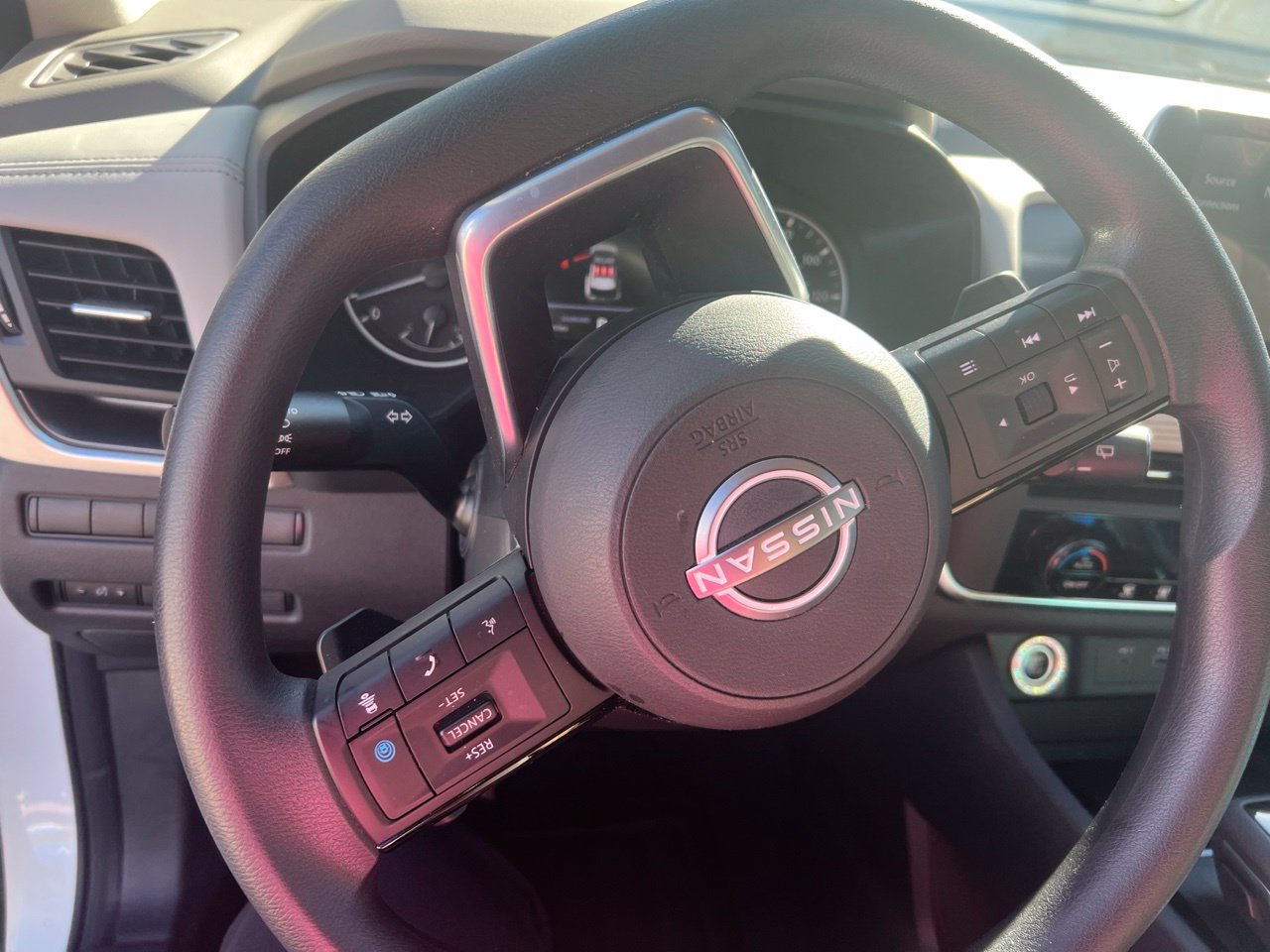 Used 2023 Nissan Rogue SV FWD image 4