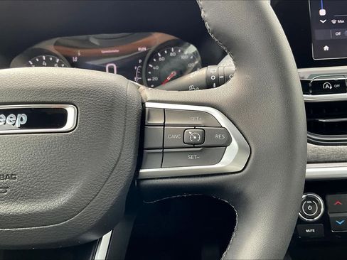 Used 2025 Jeep Compass Latitude image 25