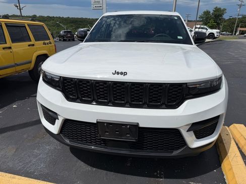 Used 2023 Jeep Grand Cherokee Altitude AWD/4WD image 2