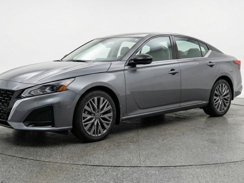 Used 2025 Nissan Altima 2.5 SV image 3