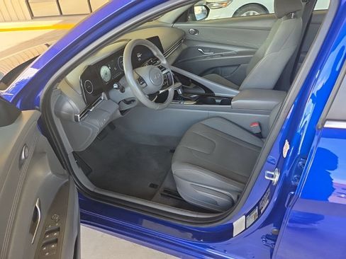 Used 2025 Hyundai Elantra SEL FWD image 4