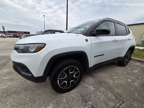 Used 2025 Jeep Compass Trailhawk AWD/4WD image 3