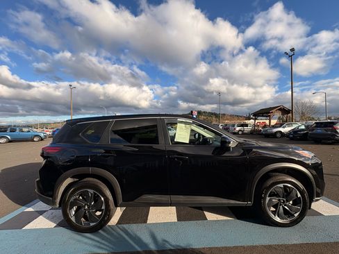 Used 2024 Nissan Rogue SV image 5