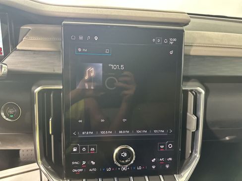 Used 2026 GMC Acadia Elevation w/ Elevation Premium Package FWD image 17