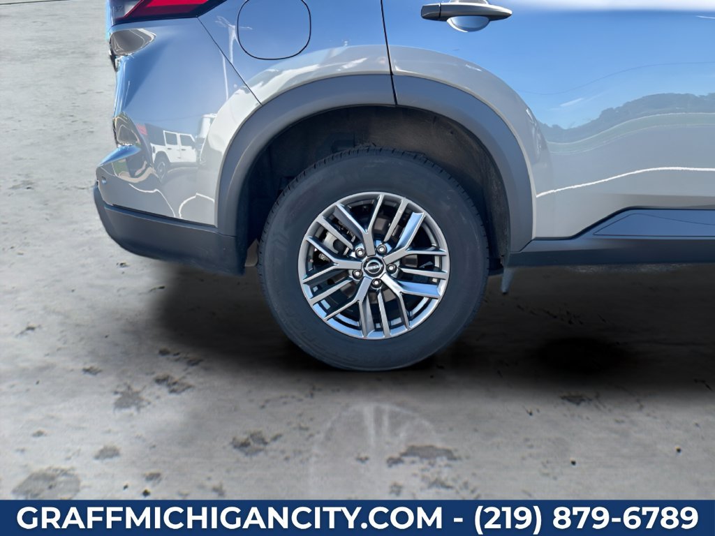 Used 2024 Nissan Rogue S AWD/4WD image 11