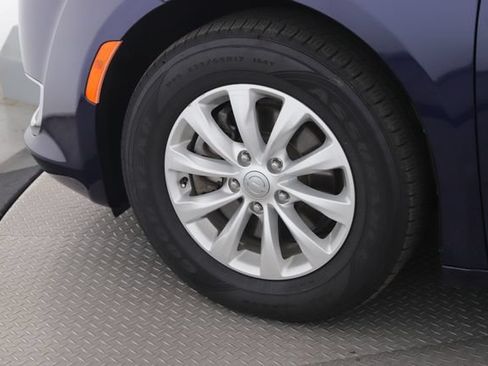Used 2017 Chrysler Pacifica Touring-L FWD image 13