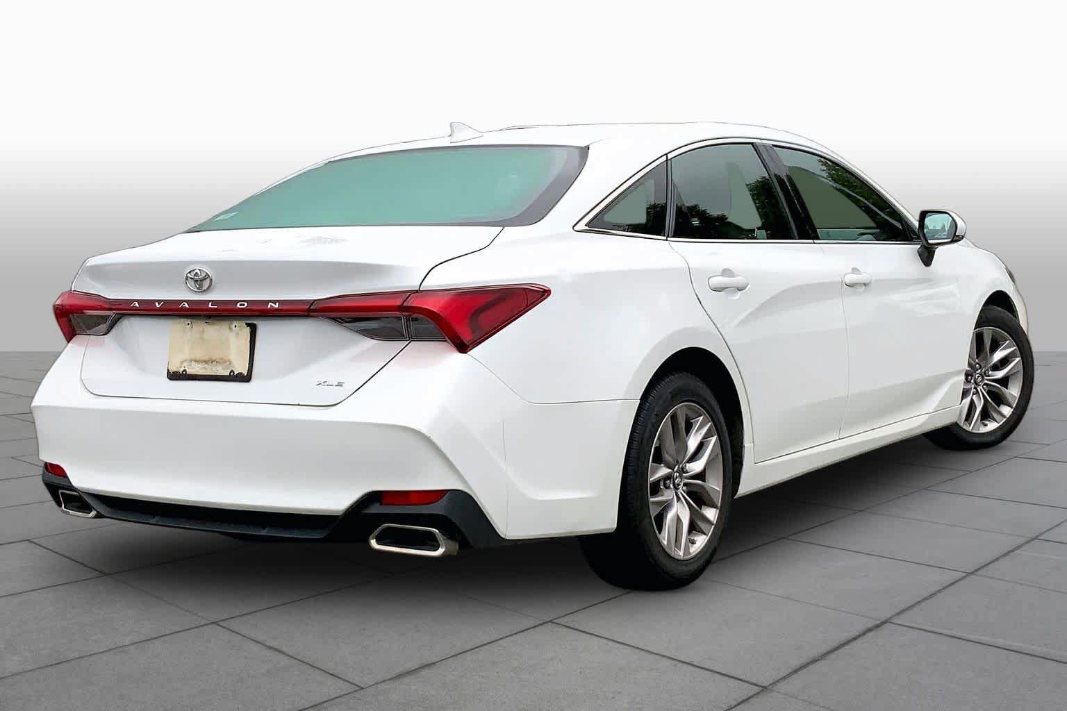 Used 2019 Toyota Avalon XLE w/ Moonroof Package FWD image 13