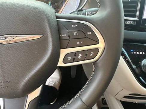 Used 2023 Chrysler Pacifica Touring-L FWD image 8