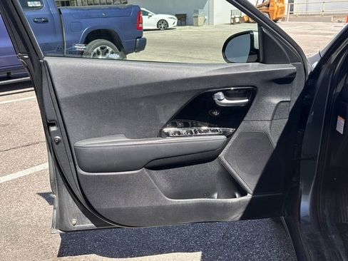 Used 2018 Kia Niro EX image 12