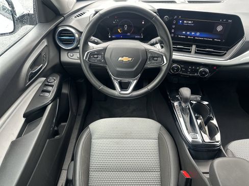 Used 2025 Chevrolet Trax LT w/ LT Convenience Package FWD image 17