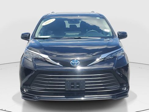 Used 2025 Toyota Sienna XLE image 2