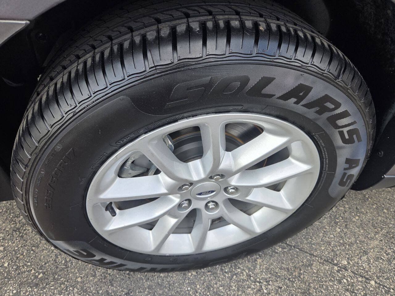 Used 2013 Ford Taurus SE FWD image 17