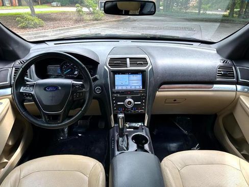 Used 2017 Ford Explorer Limited image 38