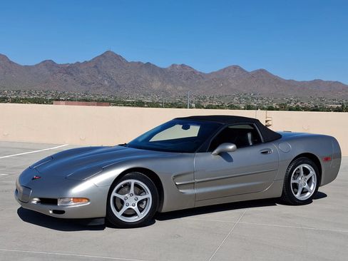 Used 2000 Chevrolet Corvette Convertible w/ Memory Pkg RWD image 11