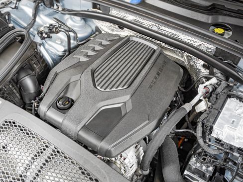 Certified 2025 Porsche Macan AWD/4WD image 13