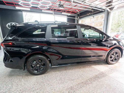 Used 2025 Toyota Sienna XLE Woodland Edition image 4