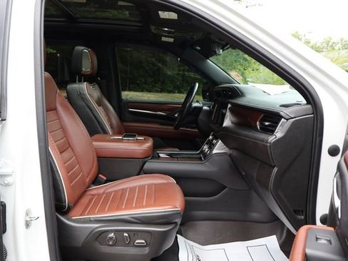 Used 2023 GMC Yukon Denali Ultimate AWD/4WD image 30