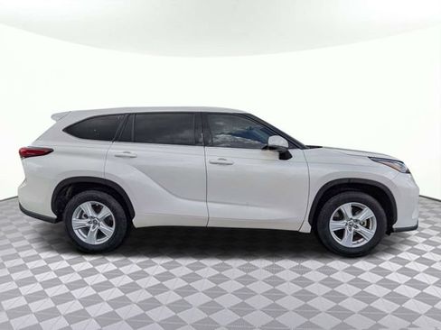 Used 2020 Toyota Highlander L FWD image 3
