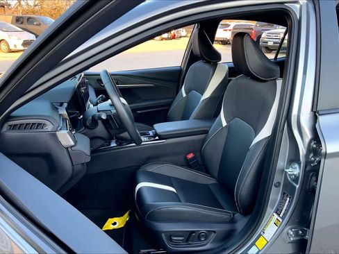 Used 2025 Toyota Camry SE w/ Multimedia Upgrade Package image 8